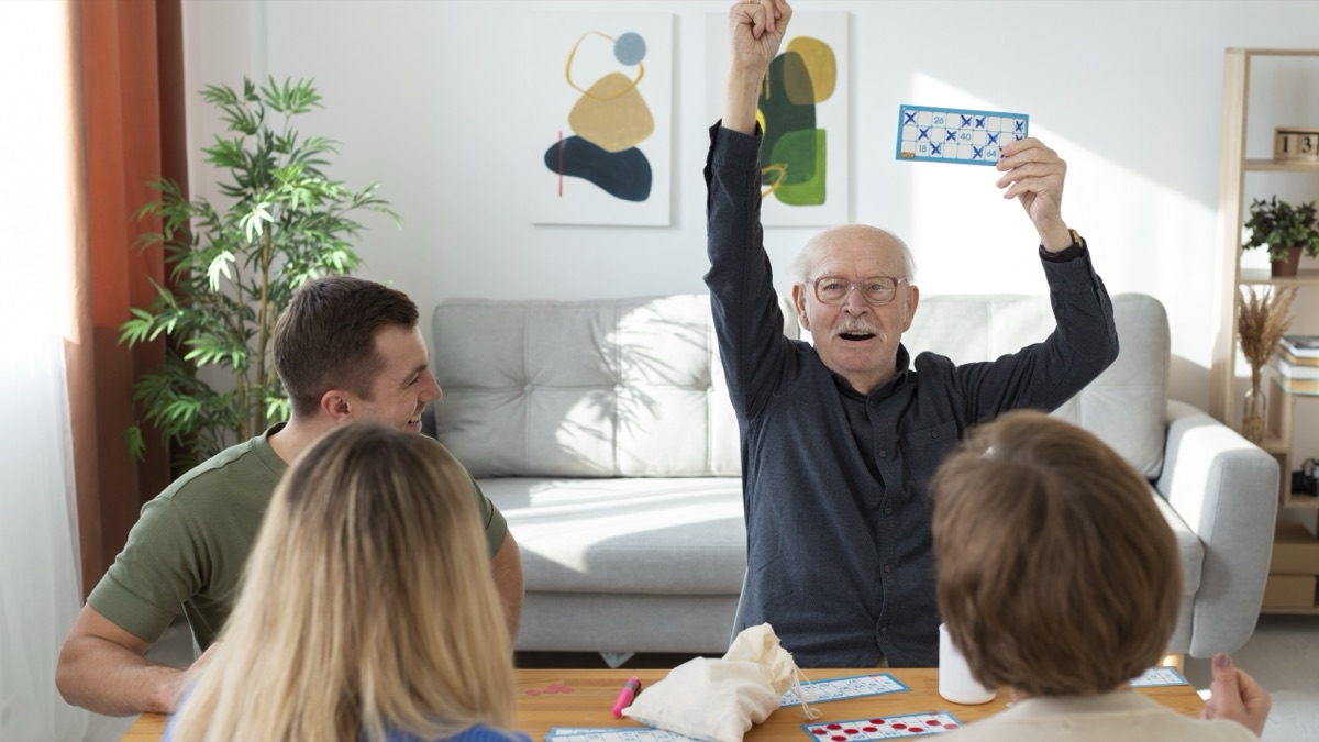 Pessoas idosas jogando bingo em grupo em um ambiente familiar